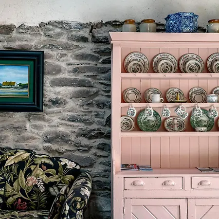Traditional Style Thatched In Holiday home *
