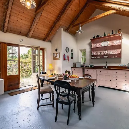 Traditional Style Thatched In Сasa de vacaciones Kenmare