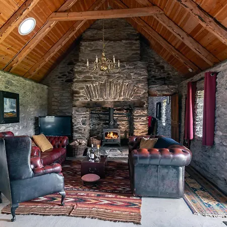 Traditional Style Thatched In Holiday home *