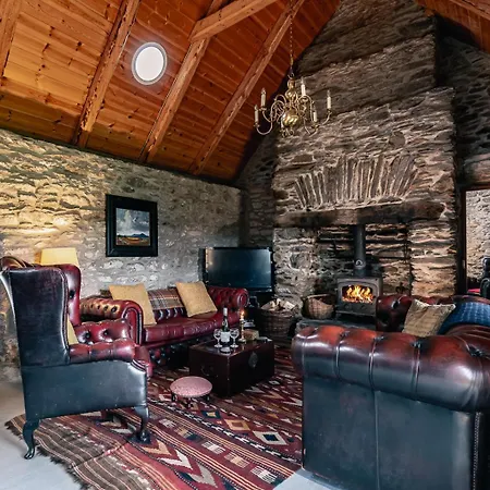 Traditional Style Thatched In *