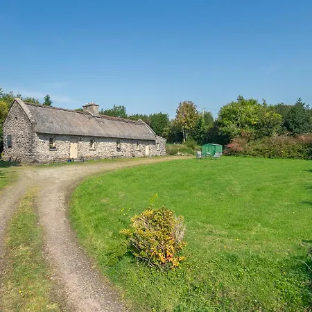 Traditional Style Thatched In Holiday home *