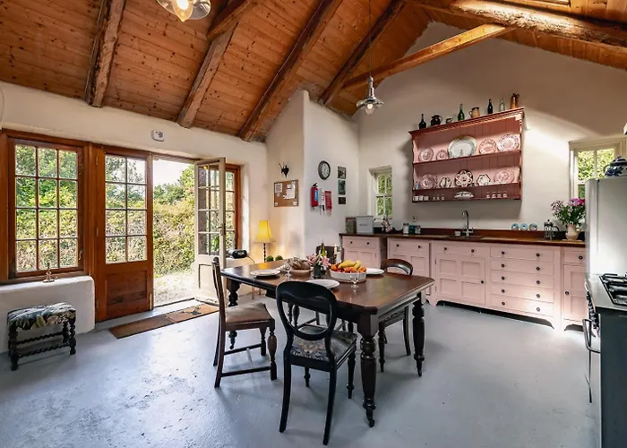 Traditional Style Thatched In 펜션 켄마어